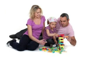 anya apa közösen játszik kislányukkal építőst